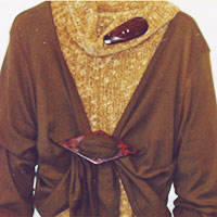 La boucle en forme de losange peut être utilisée avec un foulard, une éharpe ou pour fermer un vêtements