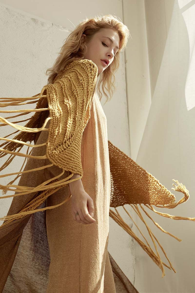 Kit à tricoter WoolAddicts Like Sunbeams Châle triangulaire en Sunshine