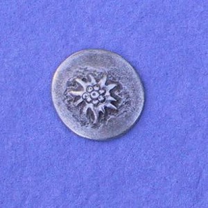 Bouton rond en métal avec motif edelweiss