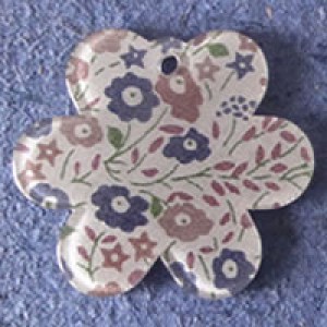 Pendentif Liberty Faiford Fleur 39 mm - Bleu/Beige