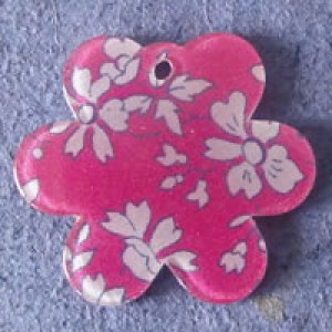 Pendentif Liberty Capel Fleur 39 mm - Fuschia