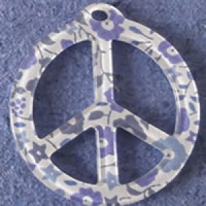 Pendentif Liberty Faiford Peace and Love 39 mm - Bleu