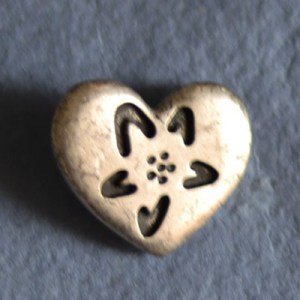 Bouton en forme de coeur motif fleur en métal 24 mm