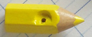 Bouton crayon en bois avec pointe 22 x 9 mm - Jaune