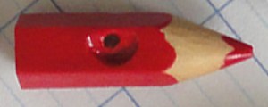 Bouton crayon en bois avec pointe 22 x 9 mm - Rouge