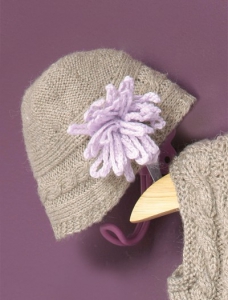 114/17 Bonnet à torsades et fleur au crochet en Plassard Caline et Plassard Layette Plus