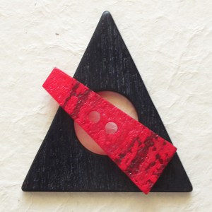 Fermoir en forme de triangle 80 mm - Noir et Rouge