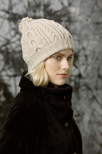 229-01 Bonnet en Lang Yarns Classico