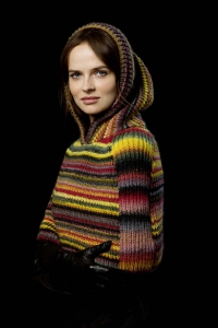 237-05 Poncho en Lang Yarns Viva