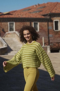 289-10 Modèle Feast Of Stitches Pull en Wool Addicts by Lang Yarns Whisper