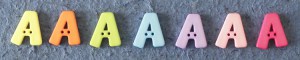 Bouton lettre en plastique pastel - A