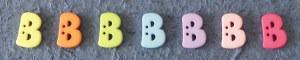 Bouton lettre en plastique pastel - B