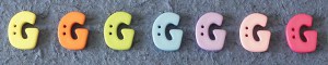 Bouton lettre en plastique pastel - G