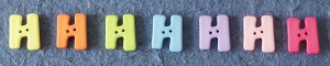 Bouton lettre en plastique pastel - H