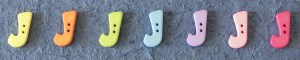 Bouton lettre en plastique pastel - J