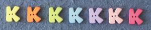 Bouton lettre en plastique pastel - K