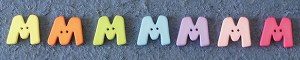 Bouton lettre en plastique pastel - M