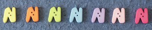 Bouton lettre en plastique pastel - N