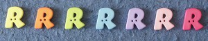 Bouton lettre en plastique pastel - R