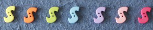 Bouton lettre en plastique pastel - S