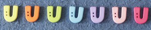 Bouton lettre en plastique pastel - U