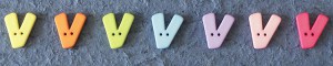 Bouton lettre en plastique pastel - V