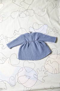 07 Petite robe en Lang Yarns Baby Wool ou Lang Yarns Merino 200 Bébé