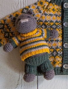 175/39 Modèle Doudou ourson au crochet à pull rayé en Plassard Basic et Addict