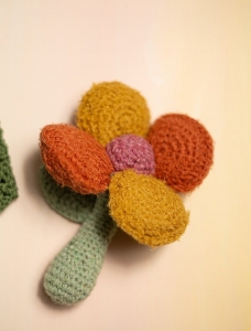 193/04 Modèle Doudou hochet au crochet en Plassard Macaron et Digitalis
