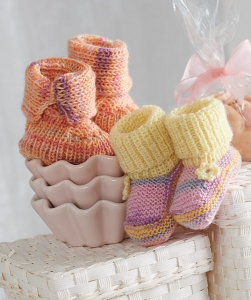 R0128 Chaussons avec une fleur crochetée en My First Regia