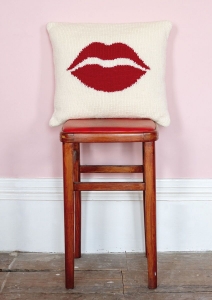 Modèle Kiss Cushion Coussin en Rowan Pure Wool Superwash Worsted